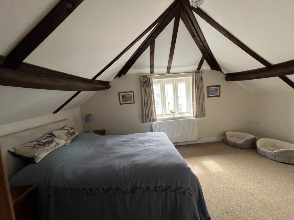 Lot: 15 - REFURBISHED CHARACTER COTTAGE CLOSE TO THE SEA - General view of master bedroom